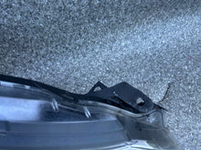 Laden Sie das Bild in den Galerie-Viewer, Frontscheinwerfer Toyota Yaris Rechts Scheinwerfer Headlight SCH1240265618ij