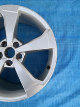 Load image into Gallery viewer, 1x Alufelge 19 Zoll 8.0&quot; 5x112 49ET Glanz Silber 8V0601025CE Audi A3 Rim Wheel