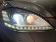 Laden Sie das Bild in den Galerie-Viewer, Frontscheinwerfer Mercedes-Benz W221 A2218206439 Rechts Scheinwerfer Headlight SCH9068040130rc