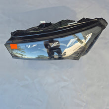Laden Sie das Bild in den Galerie-Viewer, Frontscheinwerfer Skoda Enyaq 5LB941015F LED Links Scheinwerfer Headlight