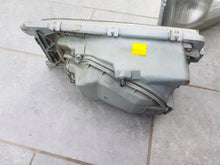 Laden Sie das Bild in den Galerie-Viewer, Frontscheinwerfer Mercedes-Benz W123 1305620201 Rechts Scheinwerfer Headlight SCH7378049901gl