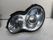 Laden Sie das Bild in den Galerie-Viewer, Frontscheinwerfer Mercedes-Benz W203 A2038203761 Xenon Ein Satz Headlight SCH5381115085fq