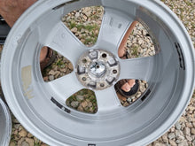 Laden Sie das Bild in den Galerie-Viewer, 4x Alufelge 17 Zoll 6.5" 5x112 39ET Silber 3C8601025F Audi Rim Wheel FEL1085837408hl