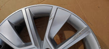 Laden Sie das Bild in den Galerie-Viewer, 1x Alufelge 17 Zoll 6.5" 5x100 40ET 658601025D Skoda Fabia I Rim Wheel FEL6228516684mr