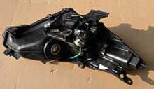 Laden Sie das Bild in den Galerie-Viewer, Frontscheinwerfer Toyota Prius Plus Xenon Links Scheinwerfer Headlight SCH8888735163va