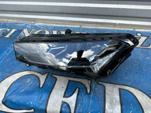 Laden Sie das Bild in den Galerie-Viewer, Frontscheinwerfer Skoda Enyaq 5LB941015G Full LED Ein Stück (Rechts oder Links)