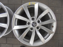 Load image into Gallery viewer, 1x Alufelge 17 Zoll 7.0&quot; 5x112 45ET Silber 5LO601025K Skoda Rim Wheel