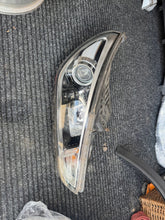 Laden Sie das Bild in den Galerie-Viewer, Frontscheinwerfer Hyundai I30 92102-G4020 Rechts Scheinwerfer Headlight SCH2873128142wp