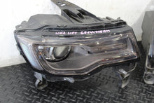 Laden Sie das Bild in den Galerie-Viewer, Frontscheinwerfer Jeep Grand Cherokee Wk2 68144708AE 68144709AE Ein Satz SCH8676236634vu