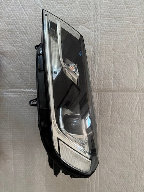 Frontscheinwerfer VW Touareg 7P1941033 Xenon Ein Stück (Rechts oder Links)