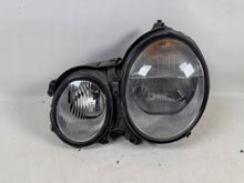 Laden Sie das Bild in den Galerie-Viewer, Frontscheinwerfer Mercedes-Benz W210 A2108203461 Ein Stück (Rechts oder Links) SCH1925473941cz