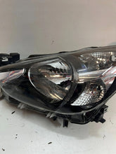 Load image into Gallery viewer, Frontscheinwerfer Mazda 2 DB5J51040 Links Scheinwerfer Headlight