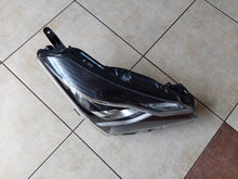 Laden Sie das Bild in den Galerie-Viewer, Frontscheinwerfer Toyota Yaris Rechts Scheinwerfer Headlight SCH3123663173sl