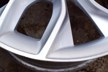 Laden Sie das Bild in den Galerie-Viewer, 1x Alufelge 19 Zoll 8.0&quot; 5x112 45ET Glanz Silber 57A601025G Skoda Karoq