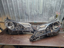 Laden Sie das Bild in den Galerie-Viewer, Frontscheinwerfer Toyota W0836 Ein Satz Scheinwerfer Headlight