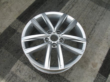 Laden Sie das Bild in den Galerie-Viewer, 1x Alufelge 17 Zoll 6.0" 5x112 50ET Glanz Silber 2K5601025N VW Caddy I Rim Wheel FEL1056320359bi