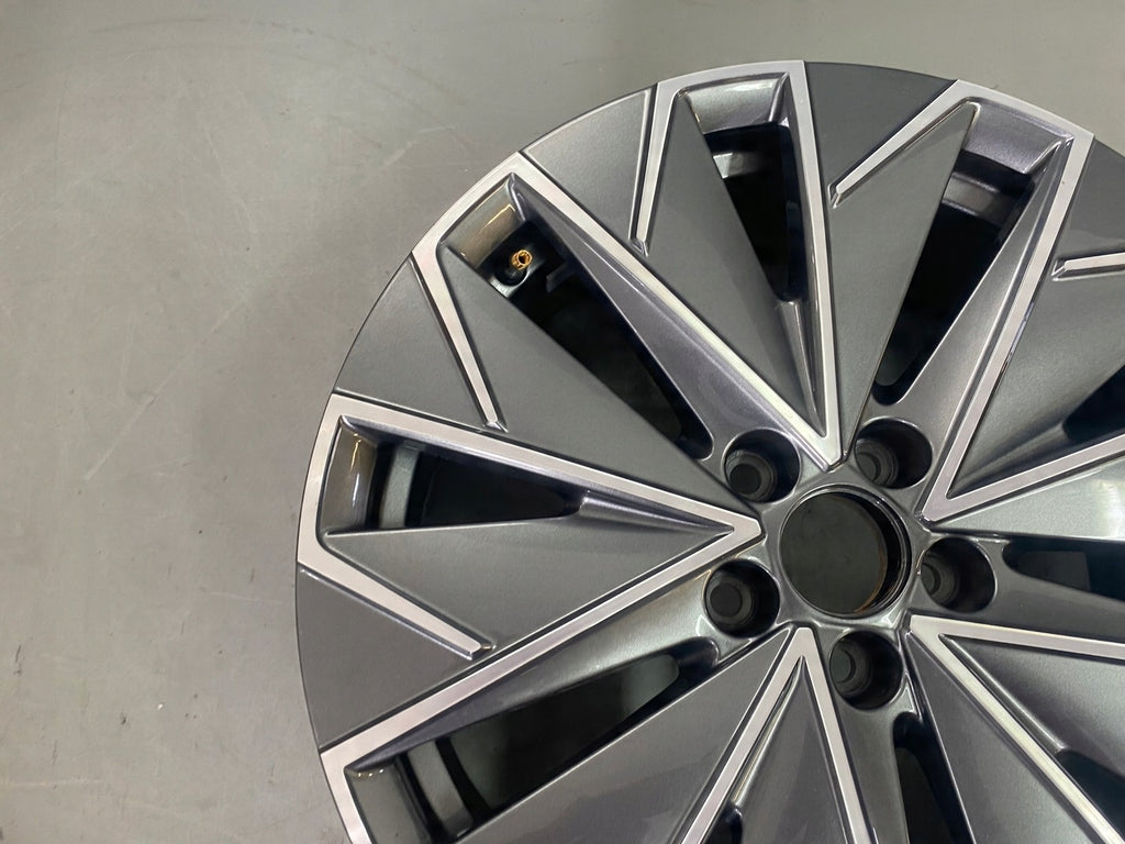 1x Alufelge 17 Zoll 6.5" 5x100 40ET 685601025 Skoda Kamiq Rim Wheel