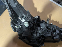 Laden Sie das Bild in den Galerie-Viewer, Frontscheinwerfer Toyota Corolla TUT706 Links Scheinwerfer Headlight SCH7396481525bk