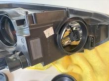 Laden Sie das Bild in den Galerie-Viewer, Frontscheinwerfer Ford Focus F1EB-13W030-AD Links Scheinwerfer Headlight SCH2597739724nr