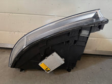 Laden Sie das Bild in den Galerie-Viewer, Frontscheinwerfer VW Multivan Xenon Ein Satz Scheinwerfer Headlight SCH6481143262zv