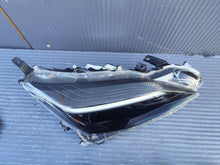 Laden Sie das Bild in den Galerie-Viewer, Frontscheinwerfer Toyota Yaris Cross 0D-310 Rechts Scheinwerfer Headlight SCH6404553460zu