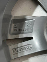 Load image into Gallery viewer, 1x Alufelge 15 Zoll 5.5" 5x100 40ET Glanz Silber 2G0601025N VW Rim Wheel FEL8513738801jg