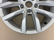 Load image into Gallery viewer, 1x Alufelge 17 Zoll 7.0" 5x114.3 41ET Glanz Silber Mg Passat B8 Rim Wheel FEL9709629553te