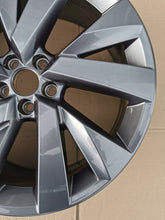 Laden Sie das Bild in den Galerie-Viewer, 1x Alufelge 18 Zoll 7.0" 5x112 39ET Glanz Graphit 2GM601025L VW T Cross FEL4332663981aw