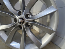 Laden Sie das Bild in den Galerie-Viewer, 1x Alufelge 18 Zoll 8.0&quot; 5x112 44ET Glanz Silber 3V0601025J Skoda Superb Iii