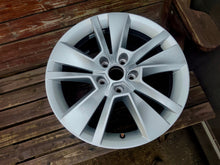 Laden Sie das Bild in den Galerie-Viewer, 1x Alufelge 17 Zoll 7.0" 5x112 45ET Glanz Silber 57A601025C Skoda Karoq FEL7402745295vz