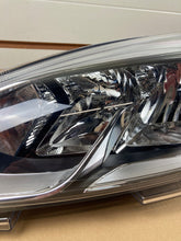 Laden Sie das Bild in den Galerie-Viewer, Frontscheinwerfer Ford Fiesta I H1BB-13W030-AD Ein Stück (Rechts oder Links) SCH2270005391ie