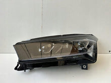 Laden Sie das Bild in den Galerie-Viewer, Frontscheinwerfer Skoda Enyaq 5LB941015A Links Scheinwerfer Headlight