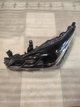 Laden Sie das Bild in den Galerie-Viewer, Frontscheinwerfer Toyota Corolla 8115002T31 LED Ein Stück (Rechts oder Links)