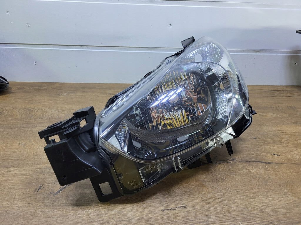 Frontscheinwerfer Mazda 2 DB5J-51040 Links Scheinwerfer Headlight