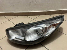 Laden Sie das Bild in den Galerie-Viewer, Frontscheinwerfer Hyundai Ix35 92101-2Y000 Halogen Links Scheinwerfer Headlight