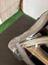 Laden Sie das Bild in den Galerie-Viewer, Frontscheinwerfer Mercedes-Benz Sprinter A9109065700 LED Rechts oder Links