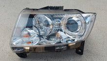 Laden Sie das Bild in den Galerie-Viewer, Frontscheinwerfer Jeep Grand Cherokee Wk2 55079409AJ Links Headlight SCH2028604439da