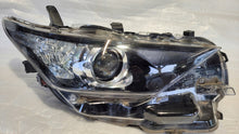 Laden Sie das Bild in den Galerie-Viewer, Frontscheinwerfer Toyota Auris 81110-02K30 Rechts Scheinwerfer Headlight