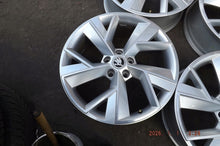 Laden Sie das Bild in den Galerie-Viewer, 4x Alufelge 19 Zoll 7.0" 5x112 43ET Glanz Silber 565601025 Skoda Kodiaq FEL7126483774di