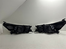Laden Sie das Bild in den Galerie-Viewer, Frontscheinwerfer Toyota Hilux Model Ein Stück (Rechts oder Links) Headlight