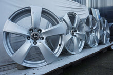 Load image into Gallery viewer, 4x Alufelge 18 Zoll 8.5" 5x112 48ET Glanz Silber A2124011302 Mercedes-Benz FEL2621481142kk