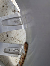 Load image into Gallery viewer, 1x Alufelge 16 Zoll 6.5&quot; 4x114.3 39ET Glanz Silber PW457-05000 Toyota Rim Wheel