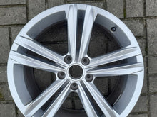 Laden Sie das Bild in den Galerie-Viewer, 1x Alufelge 18 Zoll 7.0" 5x112 43ET Glanz Silber 5NA601025M VW Tiguan Rim Wheel FEL4406792607hs