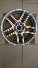 Load image into Gallery viewer, 1x Alufelge 17 Zoll 6.5&quot; 5x112 28ET Glanz Silber 8W9601025 Audi A4 Allroad B9