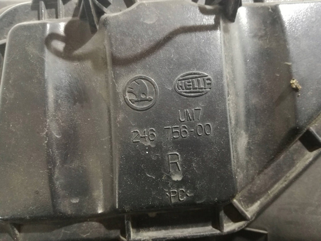 Frontscheinwerfer Skoda Superb 24675600 Rechts Scheinwerfer Headlight SCH8845640221br