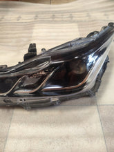 Laden Sie das Bild in den Galerie-Viewer, Frontscheinwerfer Toyota Corolla 8115002T31 LED Ein Stück (Rechts oder Links)