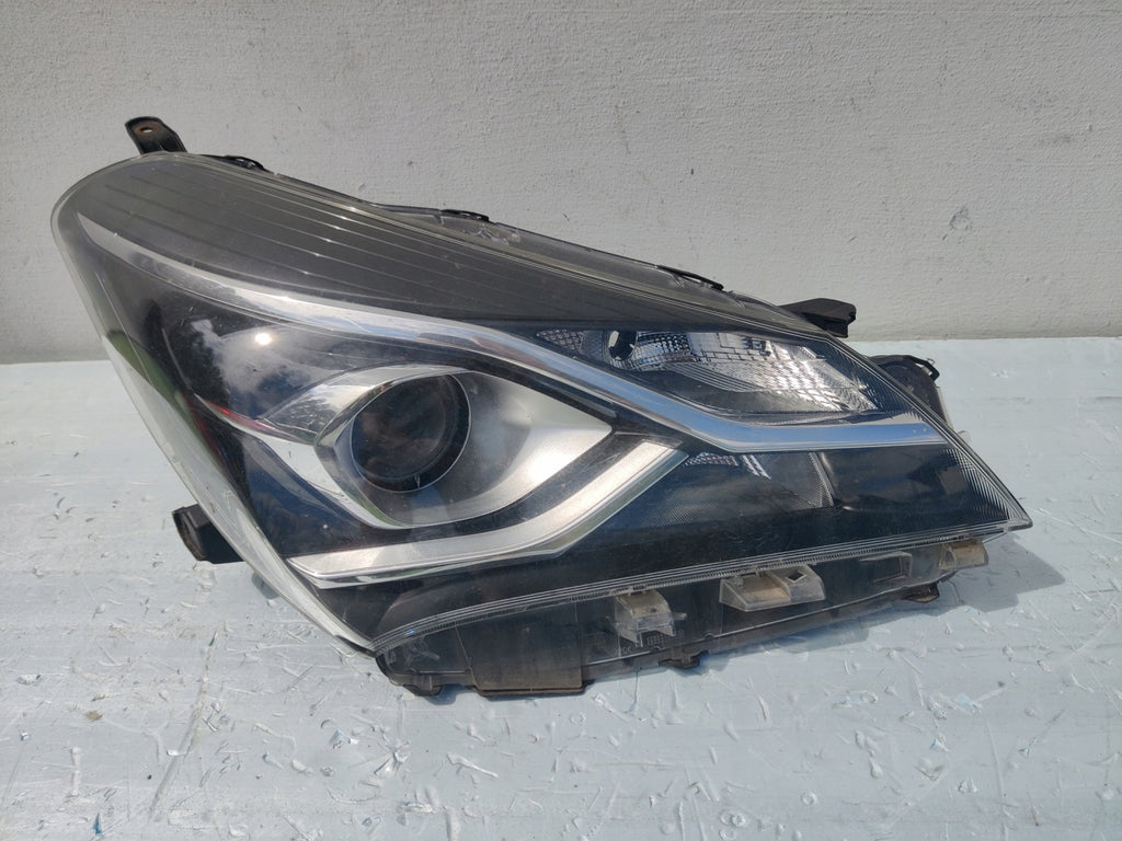 Frontscheinwerfer Toyota Yaris 81110-0D35006 Rechts Scheinwerfer Headlight SCH3780357100ka
