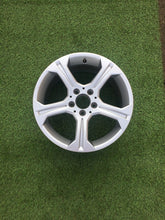 Laden Sie das Bild in den Galerie-Viewer, 1x Alufelge 17 Zoll 8.0" 5x112 57ET Glanz Silber A2044010104 Mercedes-Benz W204 FEL6334726075ic