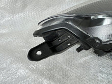 Load image into Gallery viewer, Frontscheinwerfer Toyota Yaris Links Scheinwerfer Headlight