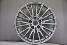 Laden Sie das Bild in den Galerie-Viewer, 1x Alufelge 17 Zoll 7.5" 5x112 30ET Glanz Silber 6883519 BMW Rim Wheel FEL6557323022vp
